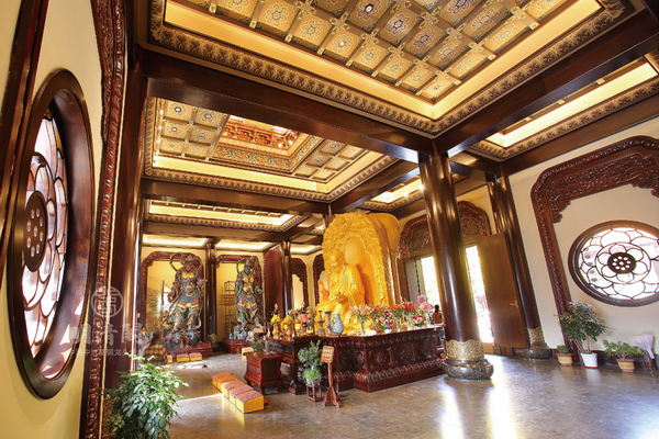 明清閣“九江東林寺天王殿”項(xiàng)目中紫檀須彌座以大料制成,純手工打磨無(wú)漆無(wú)色 明清閣“九江東林寺天王殿”項(xiàng)目中紫檀須彌座以大料制成,純手工打磨無(wú)漆無(wú)色