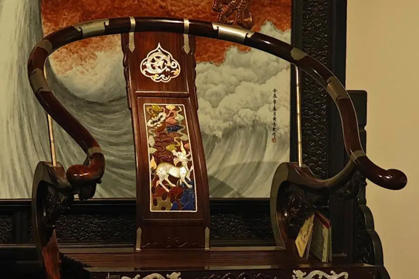 中山大紅酸枝知名品牌波記家具|《大紅酸枝百寶嵌麒麟交椅》榮獲第三屆中山市工藝家具魯班獎