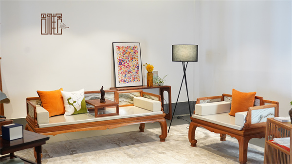 大果紫檀領(lǐng)導(dǎo)品牌·名雅居紅木：于大果紫檀間雕琢?xí)r光雅韻